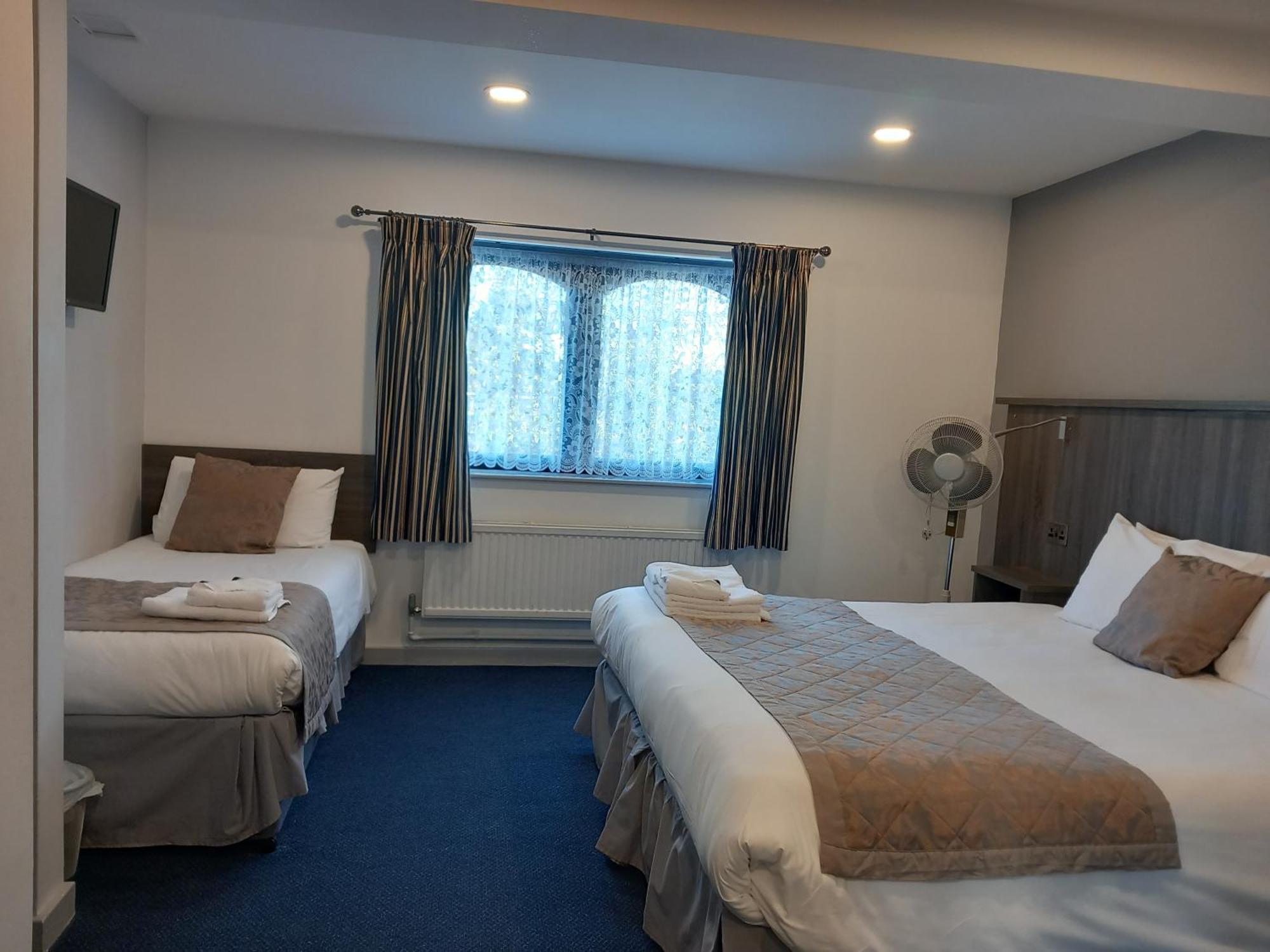 Sandown Park Lodge إيشر المظهر الخارجي الصورة